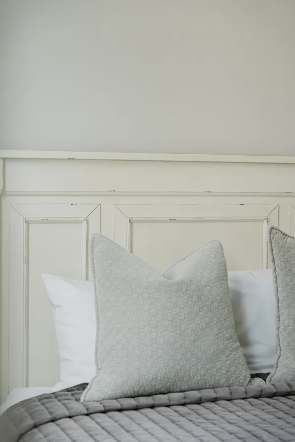 Bedroom wall molding detail